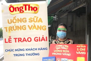 Khách hàng nhận giải thưởng khi mua sữa Ông Thọ