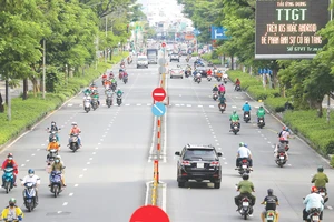 Nhiều người dân và phương tiện lưu thông trên đường Nguyễn Văn Cừ, quận 5, trưa 1-10. Ảnh: DŨNG PHƯƠNG