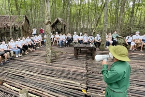 Lực lượng tuyến đầu phòng chống dịch Covid-19 tại TPHCM tham gia tour du lịch “Cần Giờ - Thiên nhiên tươi đẹp”. Ảnh: HOÀNG HÙNG