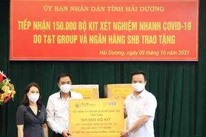 Đại diện Tập đoàn T&T Group và Ngân hàng SHB trao tặng 150.000 bộ kit xét nghiệm test nhanh Covid-19 cho lãnh đạo tỉnh Hải Dương