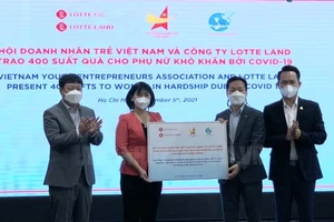 Hội Liên hiệp Phụ nữ TPHCM tiếp nhận bảng tượng trưng 400 suất quà cho phụ nữ có hoàn cảnh khó khăn tại TPHCM. Ảnh: hcmcpv