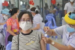 Tiêm vaccine Covid-19 cho người dân tại quận Bình Thạnh, TPHCM. Ảnh: CAO THĂNG