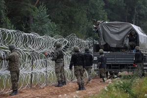 Hàng rào dây thép gai dọc biên giới Ba Lan - Belarus. Ảnh: Reuters