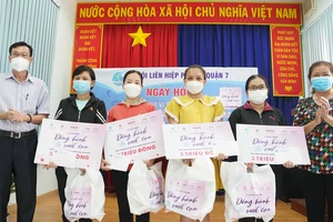 Dịch Covid-19 gây ra nỗi đau quá lớn nhưng cũng lan tỏa tình yêu thương giữa con người với nhau. Trong ảnh: Chương trình “Đồng hành vượt cạn” của Báo SGGP phối hợp các nhà tài trợ hỗ trợ thai phụ gặp khó khăn do dịch Covid-19. Ảnh: DŨNG PHƯƠNG