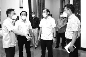 Bí thư Thành ủy TPHCM Nguyễn Văn Nên cùng Phó Thủ tướng Vũ Đức Đam kiểm tra công tác chuẩn bị lễ tưởng niệm. Ảnh: VIỆT DŨNG
