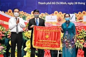 Phó Giám đốc Sở Văn hóa và Thể thao TPHCM Võ Trọng Nam trao tặng Cờ Truyền thống của UBND TPHCM cho Hội Nhiếp ảnh TP. Ảnh: hcmcpv