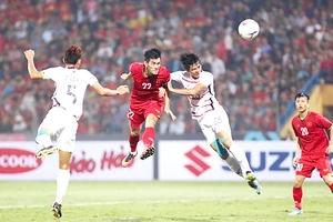 Tiến Linh đánh đầu trước khung thành của Campuchia ở AFF Cup 2018. Ảnh: P.MINH