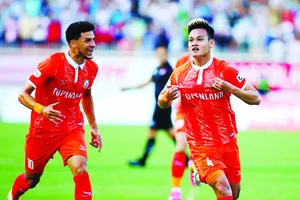 Những cầu thủ trẻ như Hồ Tấn Tài (phải, T.Bình Định) có ít cơ hội phô diễn tài năng. Ảnh: DŨNG PHƯƠNG
