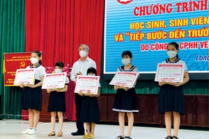 Ban tổ chức trao học bổng cho các em học sinh tiểu học