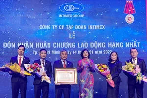 Phó Chủ tịch UBND TPHCM Phan Thị Thắng tặng Huân chương Lao động Hạng nhất cho Intimex Group