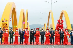 Thủ tướng Phạm Minh Chính cùng các đại biểu dự lễ khánh thành cầu Cửa Lục 1 (cầu Tình Yêu). Ảnh: VGP