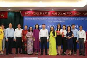 Bí thư Thành ủy TPHCM Nguyễn Văn Nên và lãnh đạo TPHCM chụp hình lưu niệm cùng văn nghệ sĩ tại buổi họp mặt, sáng 12-2-2022. Ảnh: DŨNG PHƯƠNG