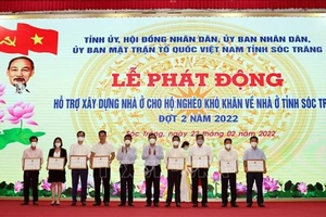 Trao Bằng khen cho các đơn vị, tổ chức, doanh nghiệp, nhà hảo tâm hỗ trợ tỉnh Sóc Trăng. Ảnh: TTXVN