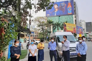 Đoàn khảo sát của HĐND TPHCM trước tòa nhà Viện Khoa học - Kỹ thuật nông nghiệp miền Nam tại vòng xoay Điện Biên Phủ - Nguyễn Bỉnh Khiêm