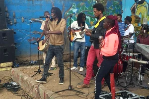 Juliani biểu diễn ở Dandora với chương trình cổ vũ tái chế rác