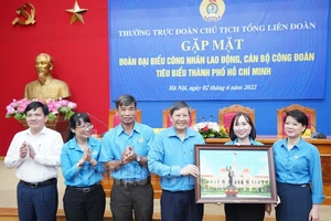 Đoàn công nhân lao động tiêu biểu TPHCM tặng quà lưu niệm cho Đoàn Chủ tịch Tổng Liên đoàn lao động Việt Nam. Ảnh: hcmcpv