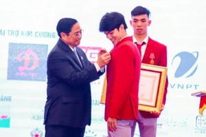 Thủ tướng Phạm Minh Chính trao Huân chương Lao động hạng Nhì cho các VĐV xuất sắc tại SEA Games 31. Ảnh: Bộ VH-TT-DL