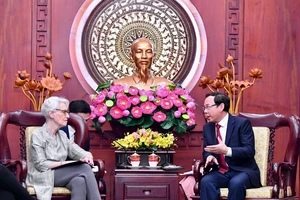 Bí thư Thành ủy TPHCM Nguyễn Văn Nên tiếp Thứ trưởng Bộ ngoại giao Hoa Kỳ Wendy Sherman. Ảnh: VIỆT DŨNG 