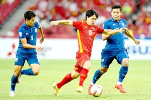 Tiền đạo Công Phượng đi bóng trước hậu vệ Thái Lan tại trận bán kết AFF Cup 2020