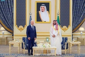 Thái tử Saudi Arabia Mohammed bin Salman Al Saud trong cuộc gặp Tổng thống Mỹ Joe Biden đang ở thăm Jeddad, ngày 15-7-2022. Ảnh: AFP/TTXVN