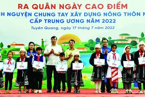 Tặng quà cho học sinh có hoàn cảnh khó khăn tại Tuyên Quang