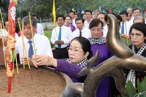 Các đại biểu thắp hương tưởng nhớ các anh hùng liệt sĩ tại Nghĩa trang Hàng Dương. Ảnh: THÁI PHƯƠNG