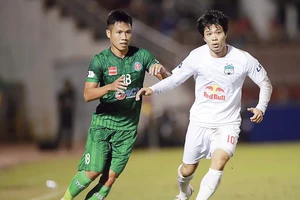 CLB TPHCM (trái) đang chơi phập phù ở V-League 2022. Ảnh: NHẬT ANH