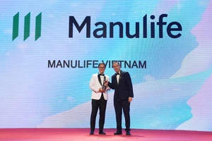 Ông Sang Lee (trái), Tổng Giám đốc Manulife Việt Nam nhận cúp vinh danh từ ban tổ chức