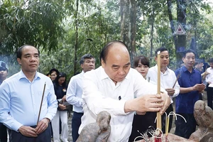 Chủ tịch nước Nguyễn Xuân Phúc cùng đoàn công tác dâng hương tưởng nhớ Chủ tịch Hồ Chí Minh tại lán Nà Nưa trong Khu di tích lịch sử quốc gia đặc biệt Tân Trào. Ảnh: TTXVN