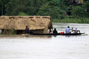 Người nghèo ở Bangladesh mưu sinh trong lũ