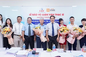 Ông Trịnh Đức Chinh (giữa) trong ngày bảo vệ luận văn tốt nghiệp cao học