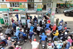 Người dân đổ xăng tại Cửa hàng xăng dầu số 4 - Saigon Petro, quận 7, TPHCM, trưa 11-10. Ảnh: HOÀNG HÙNG