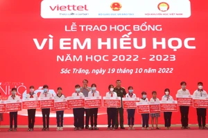 Trao học bổng cho học sinh nghèo vượt khó, học giỏi ở Sóc Trăng