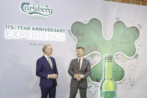 Chủ tịch Tập đoàn Carlsberg - ông Cees’t Hart (bên trái) đón tiếp Thái tử kế vị của Đan Mạch (bên phải) tại sự kiện kỷ niệm 175 năm thành lập