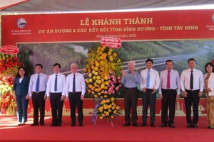 Nguyên Chủ tịch nước Nguyễn Minh Triết cùng lãnh đạo tỉnh Bình Dương, Tây Ninh tại lễ khánh thành công trình