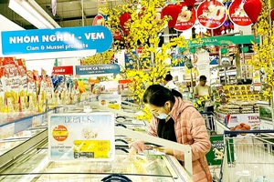 Khách chọn mua thực phẩm tại MM Mega Market quận 12 cuối tháng 12-2022