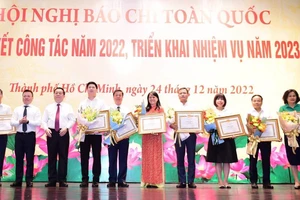 Trao bằng khen cho đại diện các tập thể có thành tích xuất sắc trong công tác báo chí năm 2022. Ảnh: CTV