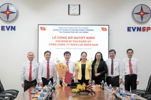 Bà Lê Thị Hồng Nga - Bí thư Đảng ủy Khối Cơ sở Bộ Công thương tại TP Hồ Chí Minh trao Quyết định chỉ định Bí thư Đảng ủy Tổng công ty Điện lực miền Nam nhiệm kỳ 2020-2025 cho đồng chí Lê Văn Trang