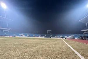 Sân bóng đá Quốc gia Mỹ Đình hiện có mặt sân cỏ không đẹp