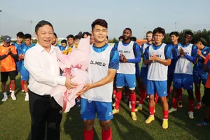 Phó Chủ tịch UBND TPHCM Dương Anh Đức đến thăm và động viên CLB TPHCM trước thềm mùa bóng mới. Ảnh: THANH QUỐC