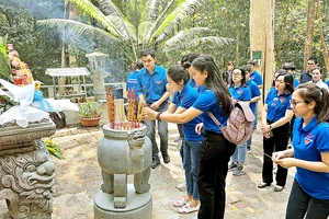 Đoàn viên thanh niên Báo SGGP dâng hương tại Đài tưởng niệm Di tích Căn cứ Trung ương cục miền Nam