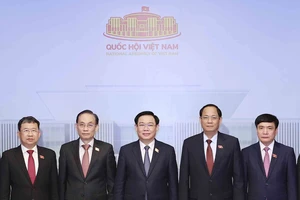 Chủ tịch Quốc hội Vương Đình Huệ và các đại biểu dự hội đàm trực tuyến với Ủy viên trưởng Ủy ban Thường vụ Đại hội đại biểu nhân dân toàn quốc Trung Quốc Triệu Lạc Tế