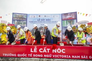 Các đại biểu thực hiện nghi thức lễ cất nóc. Ảnh: Victoria Saigon South School