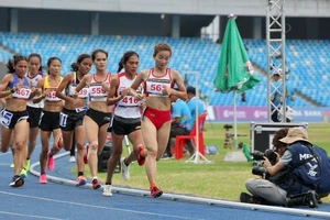 Nguyễn Thị Oanh (dẫn đầu) đoạt HCV 10.000m nữ tại SEA Games 32. Ảnh: DŨNG PHƯƠNG