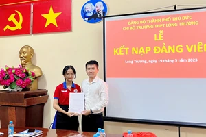 Học sinh xuất sắc 12 năm liền ở TP Thủ Đức được đứng vào hàng ngũ của Đảng 