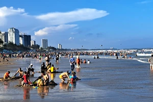 Khách tắm biển tại Bãi Sau, TP Vũng Tàu