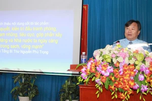 PGS-TS Nguyễn Quốc Dũng giới thiệu nội dung tác phẩm tại hội nghị