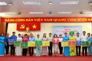 Ban tổ chức hội thi cùng với các đơn vị đoạt giải