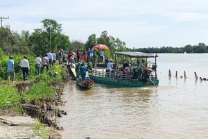 Một tuyến đường ở huyện Đầm Dơi, tỉnh Cà Mau bị chia cắt hoàn toàn do sạt lở. Ảnh: TẤN THÁI