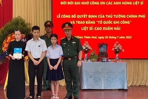 Thân nhân liệt sĩ Cao Xuân Hải tại lễ đón nhận Bằng “Tổ quốc ghi công”